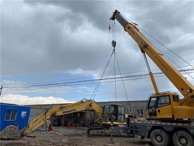 鹤山区25吨吊车的工作半径是多少？